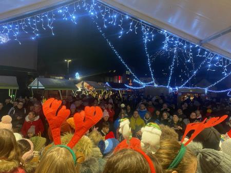 Praznični božično-novoletni bazar učencev OŠ Koroški jeklarji  (3)